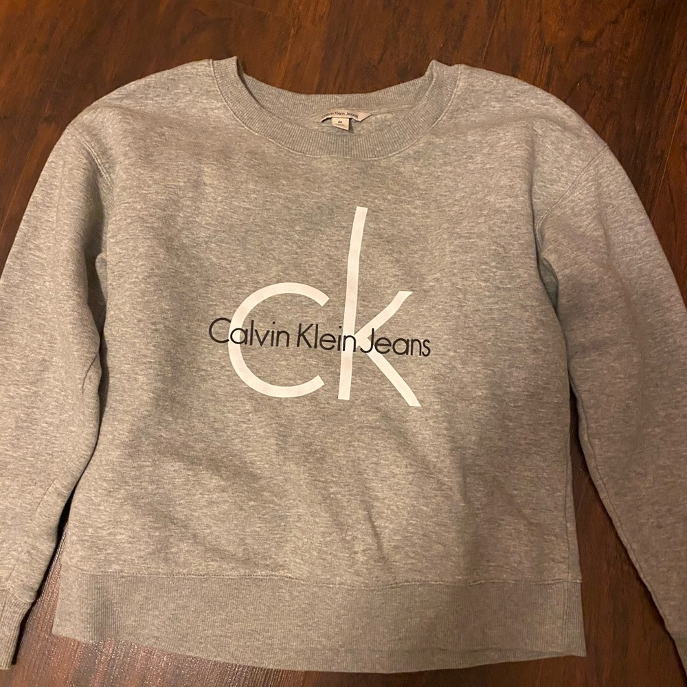 super cute calvin klein crewneck (hardly worn)